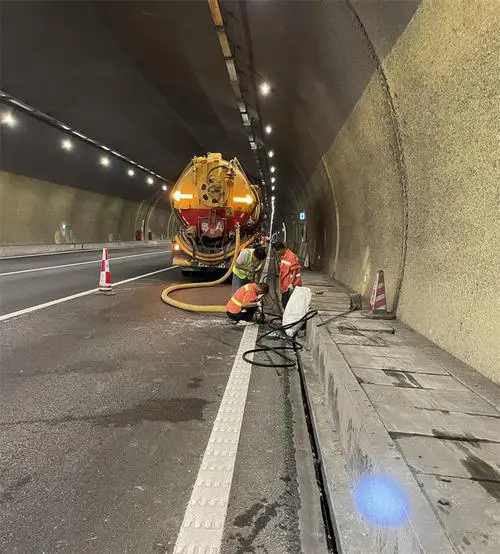 仁和隧道排水渠清淤